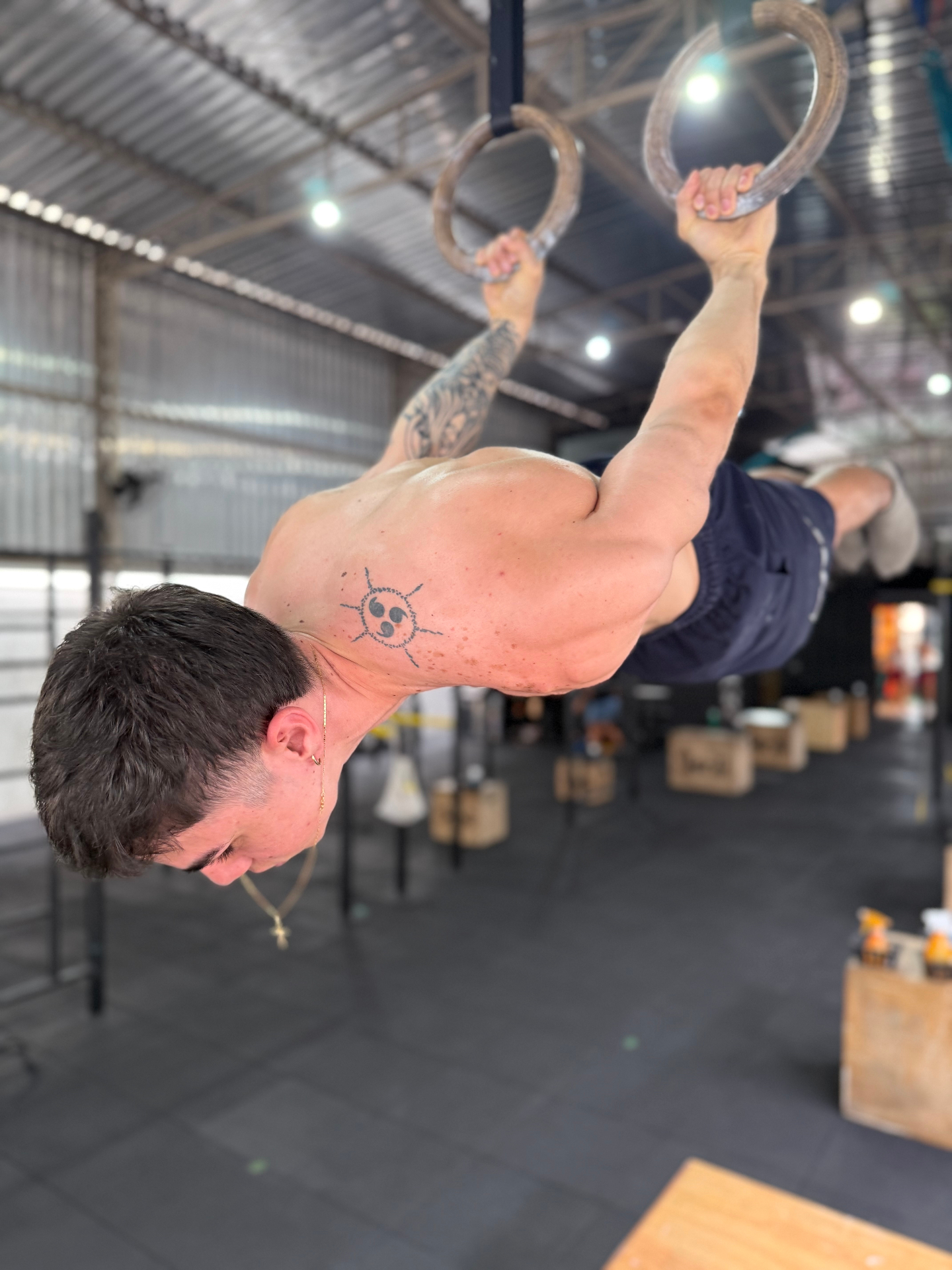 Atleta do Hangar executando um movimento nas argolas